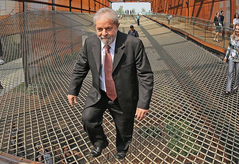 Lula ganhou R$ 815 mil por palestras em Moçambique e na África do Sul, R$ 340 mil por apresentação em Portugal e R$ 375 mil por exposições no Peru, Equador e Colômbia, de acordo com revista