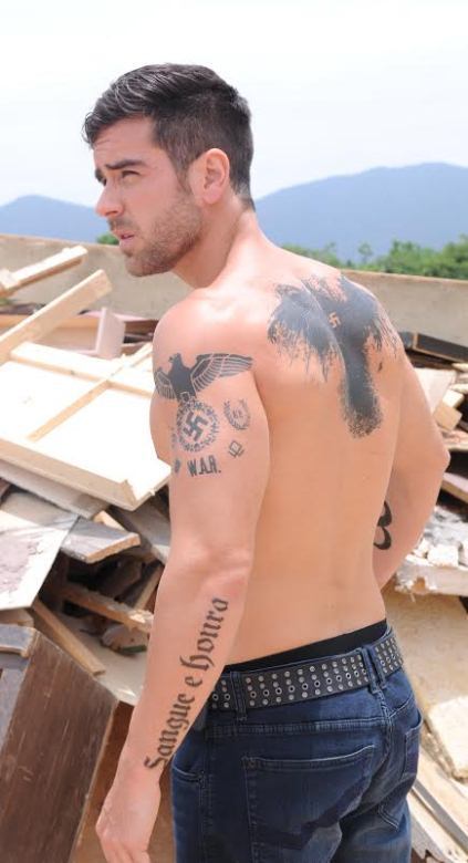 Dificilmente Marcos Pitombo aparece sem blusa na novela, exceto quando Paulão comete algum ato violento com seu grupo

+ Iago decide mudar os cargos de Priscila e Paulão. Assista!
+ Deseja a linda pele de Maytê Piragibe? Veja o ritual de cuidados da gata
+ Elenco pega pesado na academia para manter corpo sarado
