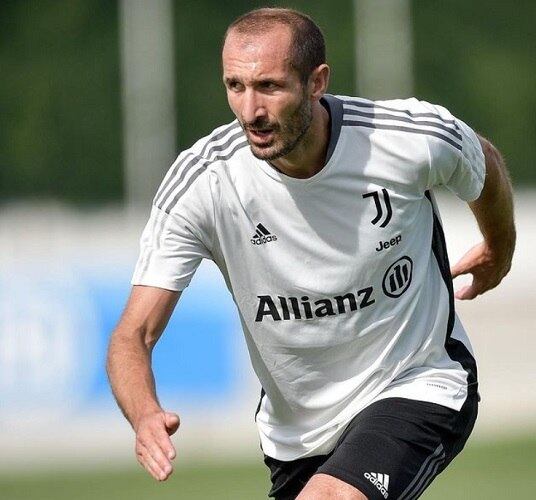 O experiente zagueiro italiano continua sendo um grande jogador. Suas atuações pela seleção italiana e pela Juventus estão na memória de qualquer torcedor.