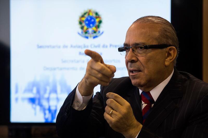 Eliseu Padilha, ministro-chefe da Casa Civil

Advogado e empresário, Eliseu Padilha (PMDB-RS) é considerado um dos políticos mais próximos do presidente Michel Temer e atuou ao lado dele na articulação política no Congresso em nome da presidenta Dilma Rousseff, no ano passado. Padilha se filiou ao antigo MDB, hoje PMDB, em 1966, e é considerado um dos melhores articuladores políticos do partido e do Congresso Nacional. Foi prefeito de Tramandaí (RS), em 1989. Eleito pela primeira vez deputado federal em 1994, ele está no quarto mandato na Câmara. Padilha foi ministro dos Transportes no governo Fernando Henrique Cardoso, de 1997 a 2001. Antes, foi secretário dos Negócios do Trabalho, Cidadania e Assistência Social do Rio Grande do Sul