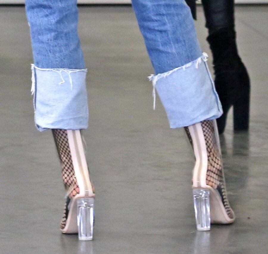 Os sapatos de Kendall também chamaram a atenção. Eles são da YEEZY, de Kanye West, marido da irmã de Kendall, a socialite Kim Kardashian