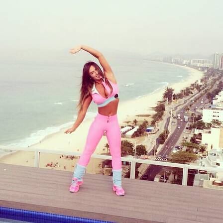 Em uma das fotos, com a mesma roupa da anterior, ela estava na sacada da casa do jogador, que fica na Barra da Tijuca, no Rio de Janeiro