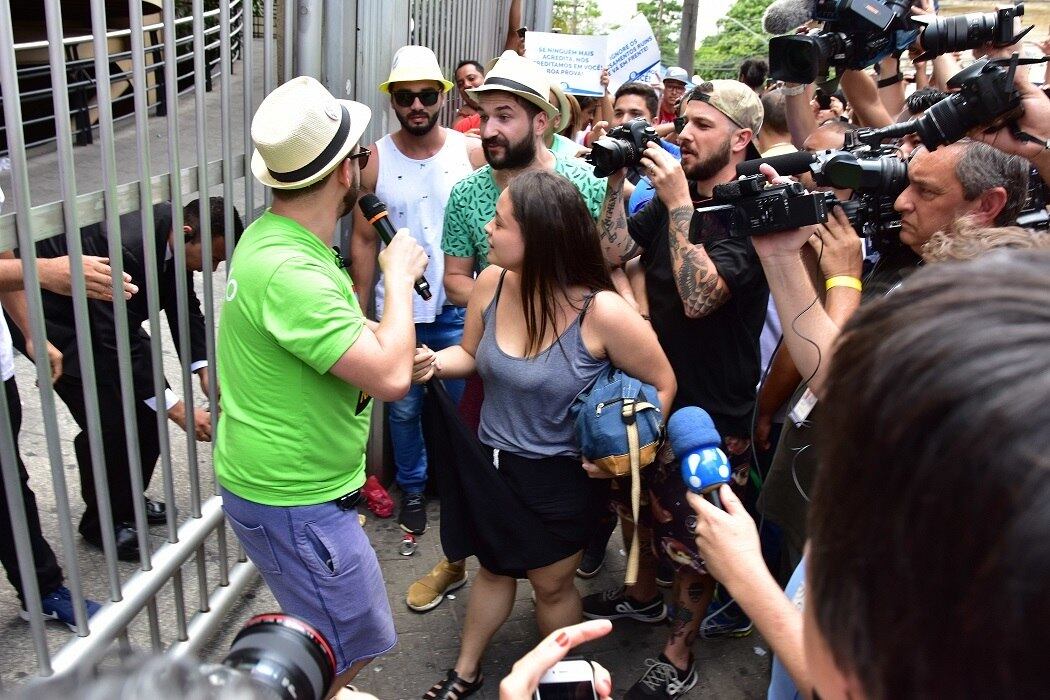Multidão se aglomera em frente aos portões no momento do fechamento, pontualmente às 13h (Horário de Brasília)