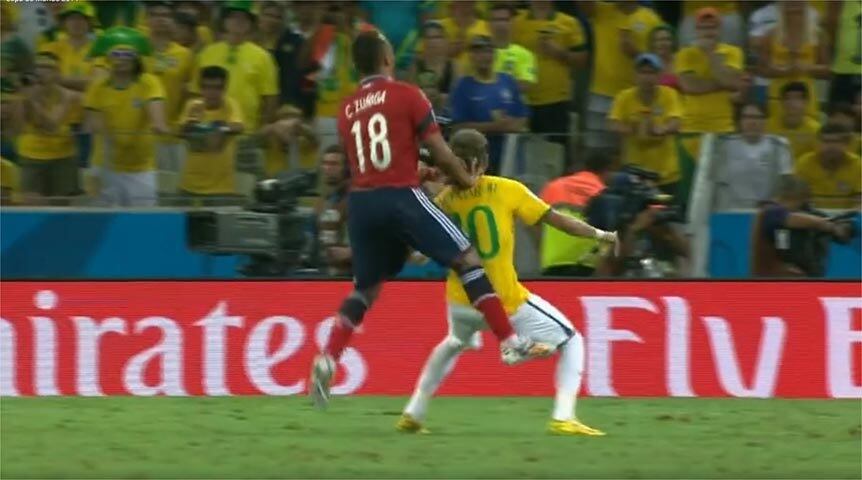 O dia 4/7/2014 foi marcante. Pode não ter sido a lesão que o deixou mais tempo fora dos gramados, mas certamente foi a que mais impactou o mundo todo. O público viu e se comoveu com a voadora que Neymar levou de Zuniga, da Colômbia, nas costas, em jogo das quartas de final da Copa do Mundo de 2014.