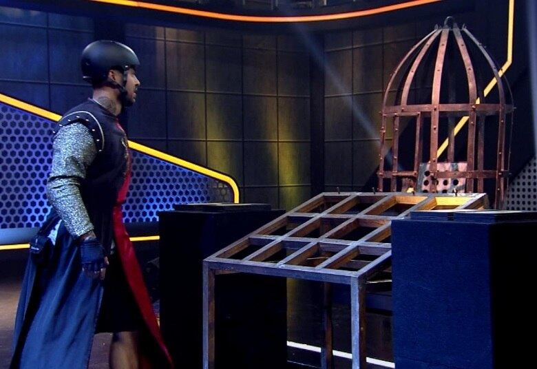 Se a porta não abrir,
ele deve retornar a marca, escolher uma nova porta e repetir a mesma ação