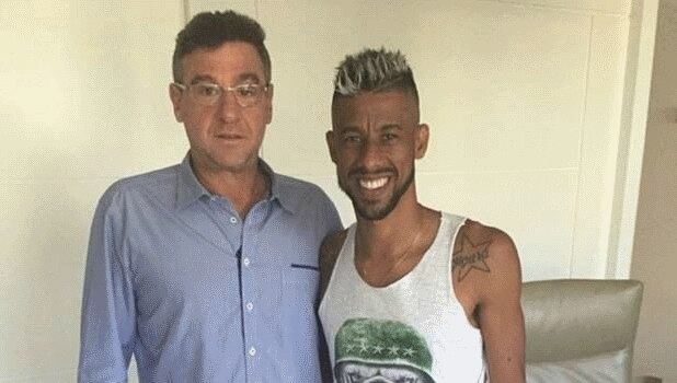 Um dos trechos do livro
deixa claro a desconexão existente entre a economia real e o mundo do futebol.
Ao se reunir com o empresário brasileiro Eduardo Uram, que teria cerca de 120
jogadores sob seu comando, o executivo foi questionado por Panja se a pior
recessão na história recente do Brasil afetava seus negócios. Com um charuto
cubano na boca, Uram deu uma baforada e disse: "Isso é o quanto eu sinto a crise"