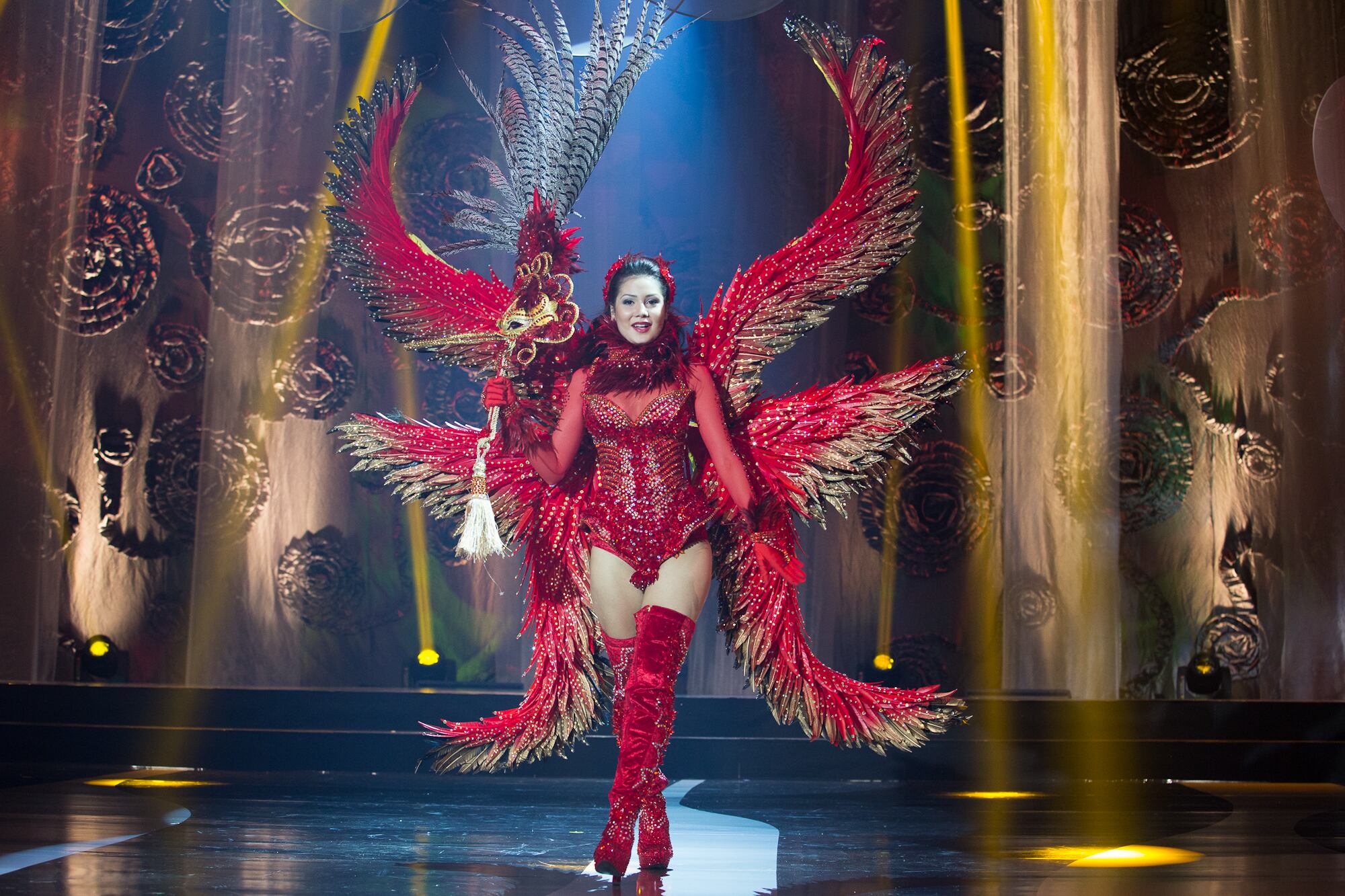 Nataly Uchôa, a Miss Amapá, usou traje típico de flor brilho de fogo, feito por Charles Pantoja