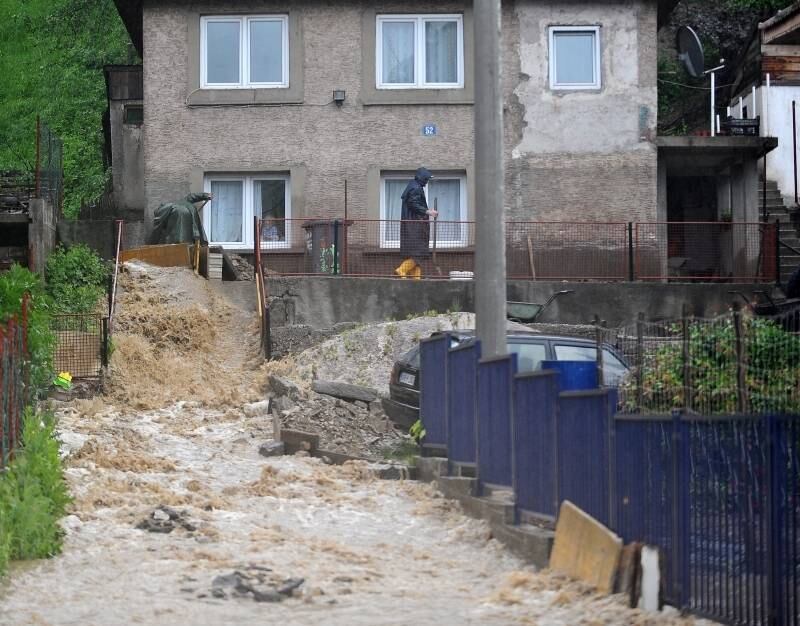 Enchentes na Bósnia
decorrentes da cheia do rio Miljacka devastam o país. Em Topcic Polje, perto da
cidade de Zenica, força das águas invadiu as casas e substituiu as ruas por
rios