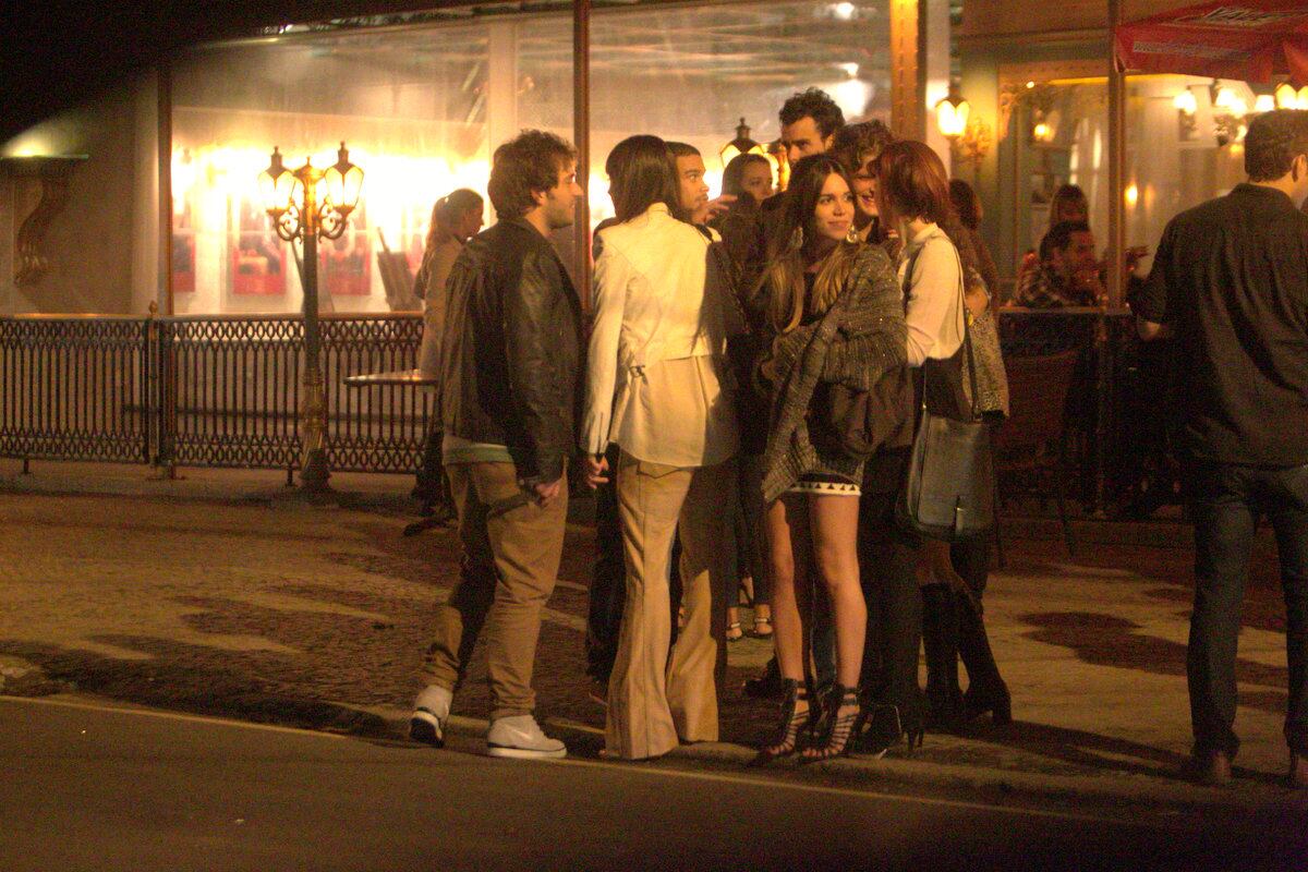 Todos ficaram aglomerados em frente ao local