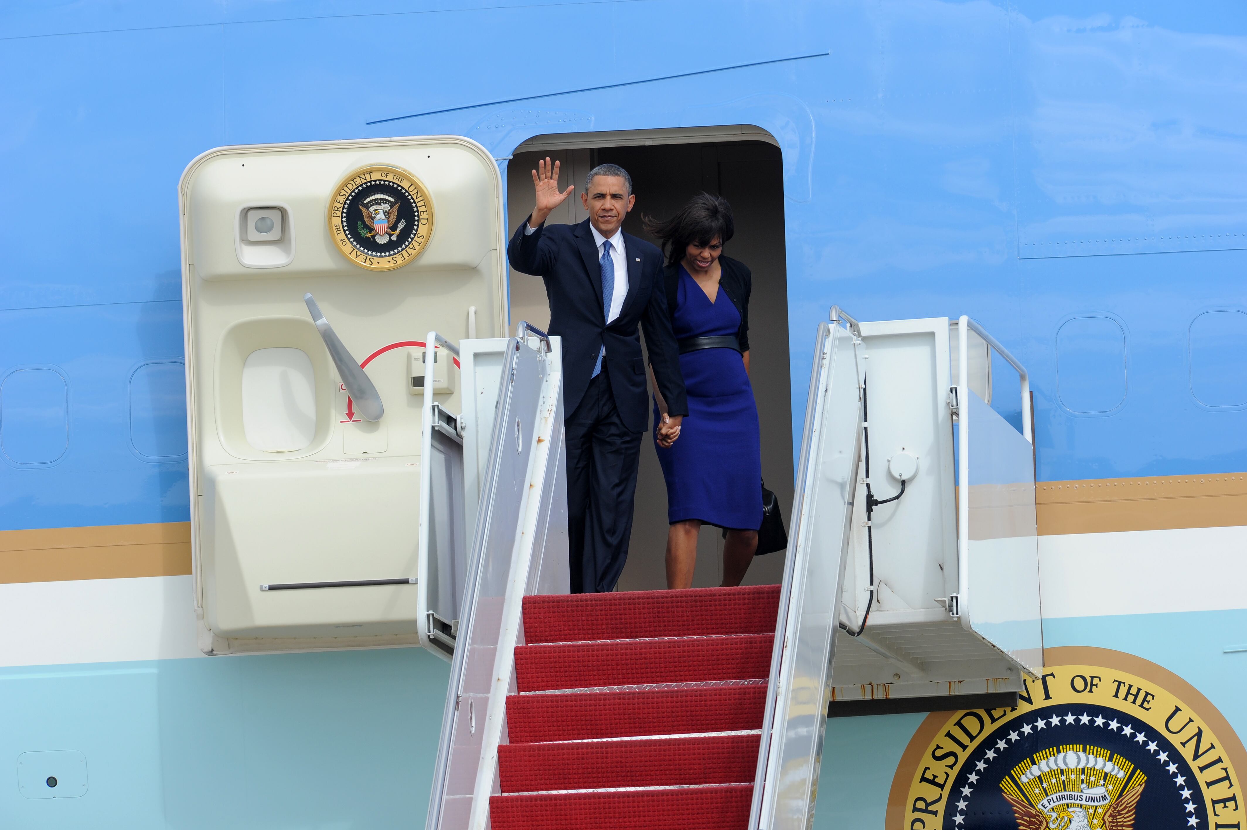 Na
hora de viajar, o presidente Obama utiliza o Air Force One, com 370 m² de área interna, que inclui uma suíte
particular com banheiro, sala de ginástica e escritório exclusivos. A maioria
dos móveis da aeronave foi feita à mão, de maneira completamente artesanal.
No total, o Air Force One é capaz de transportar 76 passageiros e 26
tripulantes.

Segundo a Boeing, esse é o avião mais seguro do mundo, uma vez que
sua fuselagem é capaz de resistir até mesmo ao impacto de uma bomba nuclear,
além de possuir um moderno sistema antimísseis.

Além de cozinhas capazes de fornecer
comida simultaneamente para até cem pessoas, também há uma clínica médica a
bordo, onde podem ser feitas cirurgias em caso de emergências. Uma hora de voo
custa cerca de R$ 132 mil (US$ 67 mil)