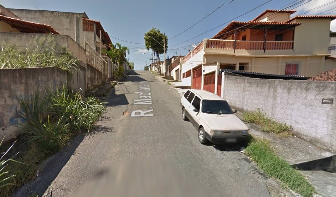 Vizinhos dividem terreno na rua Machacalis, bairro Fonte Grande