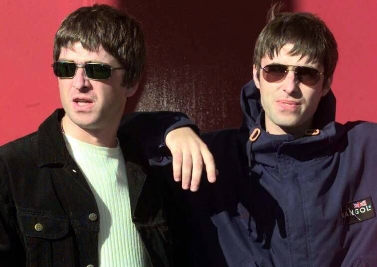 Dizem que é normal os irmãos brigarem, mas no caso dos irmãos Gallagher, do Oasis, isso era frequente. Além de discutirem entre si, acabarem com a banda. Eles vivem alfinetando outros artistas, sem contar o ego
gigantesco que cada um carrega. Para Liam e Noel Gallagher, poucos artistas. A banda One Direction, por exemplo, é sempre alvo dos
irmãos. Jay Z e Justin Bieber também não agradam. A lista é
longa! 