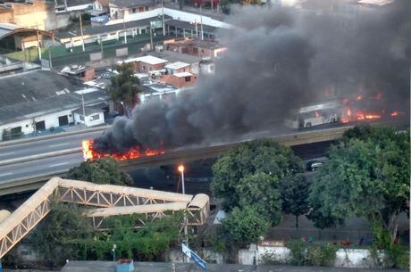 Ônibus foram incendiados no viaduto nesta segunda