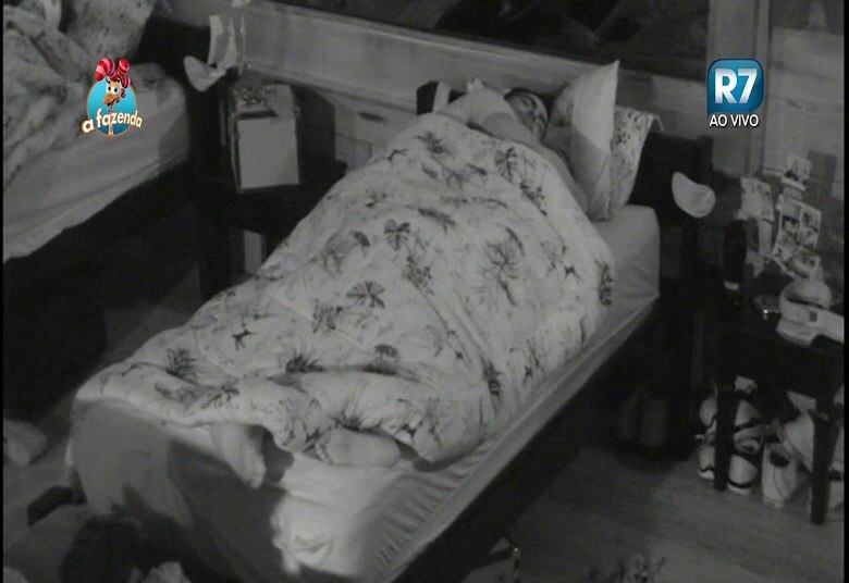 Era visível o carinho que um fazia no outro por baixo do edredom

+ "Estou com saudade da vida, saudade dos meus amigos" desabafa Douglas Sampaio
+ Procura-se: Li Martins perde aliança de casamento e oferece recompensa para quem achar
+ Colírio para os olhos! Rayanne e Carla Prata tomam banho juntas e mostram que estão com tudo em cima
+ Deu ruim! Peões ficam 36 horas sem academia devido a nova punição
+ Veridiana conversa na Casa da Árvore com Rebeca e diz: “Tenho o maior bafão para te contar”
