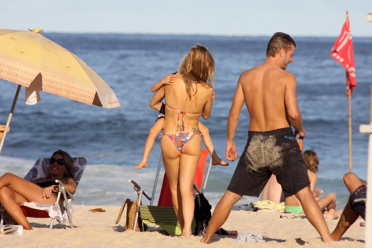 O casal Fernanda Lima e Rodrigo Hilbert tirou o sábado (25) para curtir a
praia do Leblon com os filhos, os gêmeos João e Francisco. Apaixonados,
Fernanda e Rodrigo trocaram beijos, paparicaram os filhos, mergulharam
no mar e ainda praticaram esportes