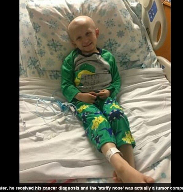 A foto viralizou nas redes e a mãe compartilhou que o
diagnóstico aconteceu em novembro de 2015. O menino passou por tratamento com quimioterapia e radioterapia,
mas o câncer se espalhou