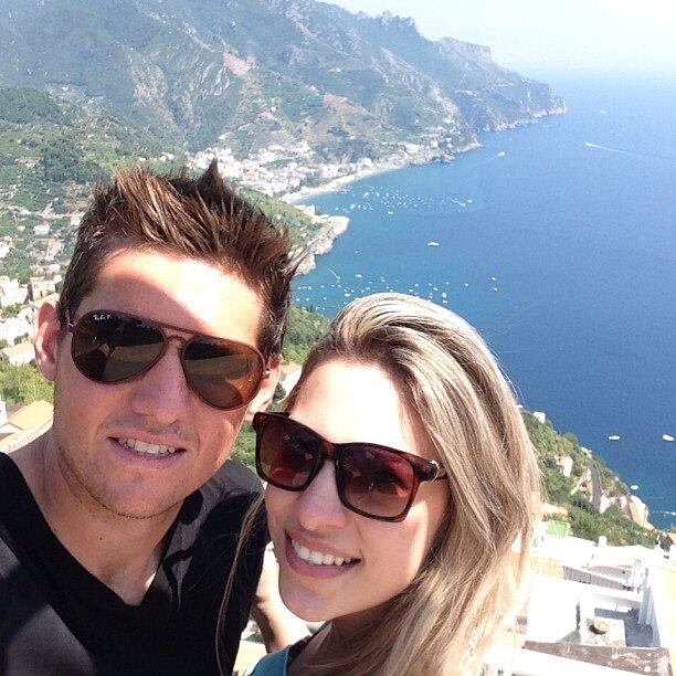 Após três anos e muitos títulos com a camisa do Santos, o goleiro Rafael
Cabral se transferiu ao Napoli, da Itália, em julho. E apesar de
amargar a reserva do experiente Pepe Reina no clube napolitano, o
ex-santista ainda tem esperanças de disputar a Copa do Mundo de 2014 e tem curtido bons momentos em sua nova vida na Europa 
