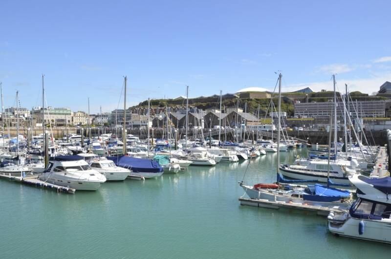 Jersey

É a maior das Ilhas do Canal, distante a 135 km
da costa do Reino Unido. A proximidade faz com que o centro financeiro de
Jersey e Londres estejam diretamente ligados. Muitos bancos internacionais
possuem sede lá. O deputado federal Paulo Maluf (PP-SP) foi condenado pela Justiça
da ilha a devolver mais de R$ 45 milhões desviados da Prefeitura de São Paulo e
enviados a um desses bancos
