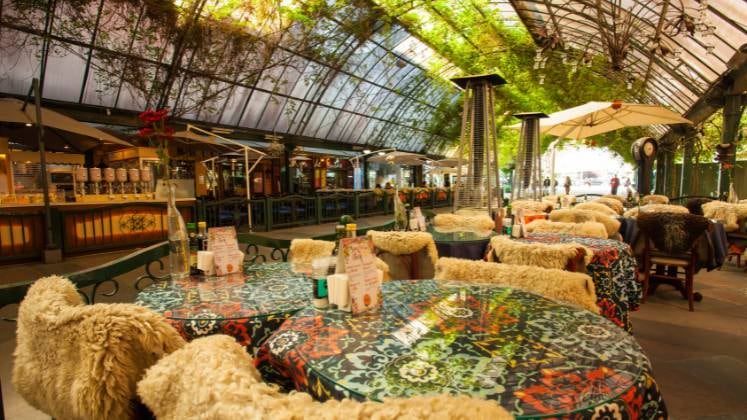 Rua Coberta 



Com uma cobertura translúcida, a Rua Coberta tem lojas, cafeterias e restaurantes e é um dos pontos preferidos dos turistas na cidade