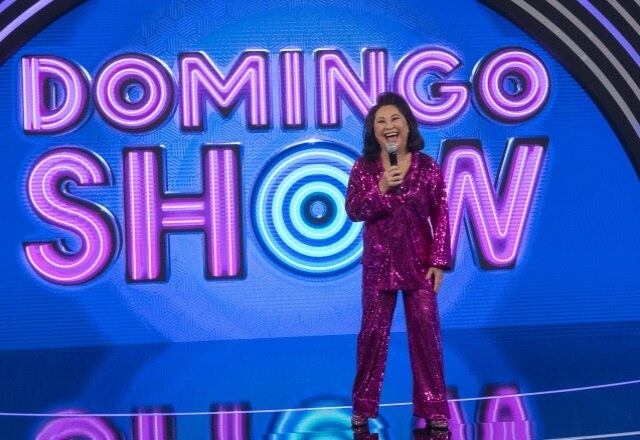 Dona Kika, mãe de Sabrina, também se arriscou como apresentadora durante a gravação