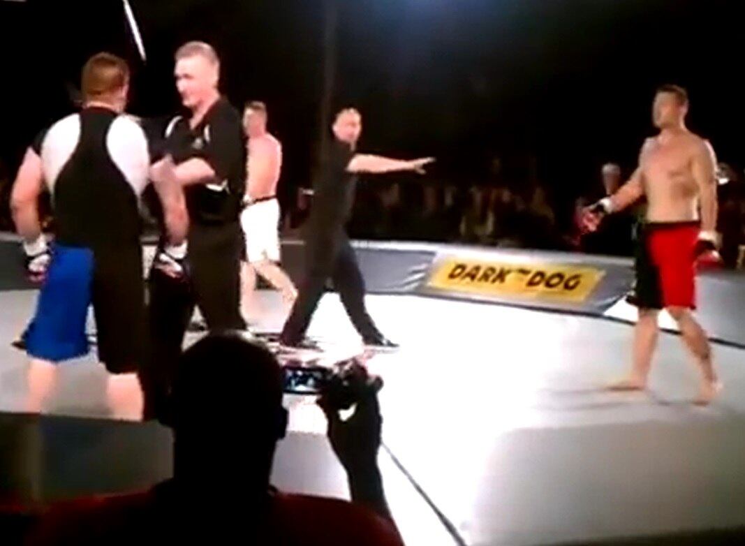 Mas no Sando MMA, o árbitro checa se está tudo bem com o atleta