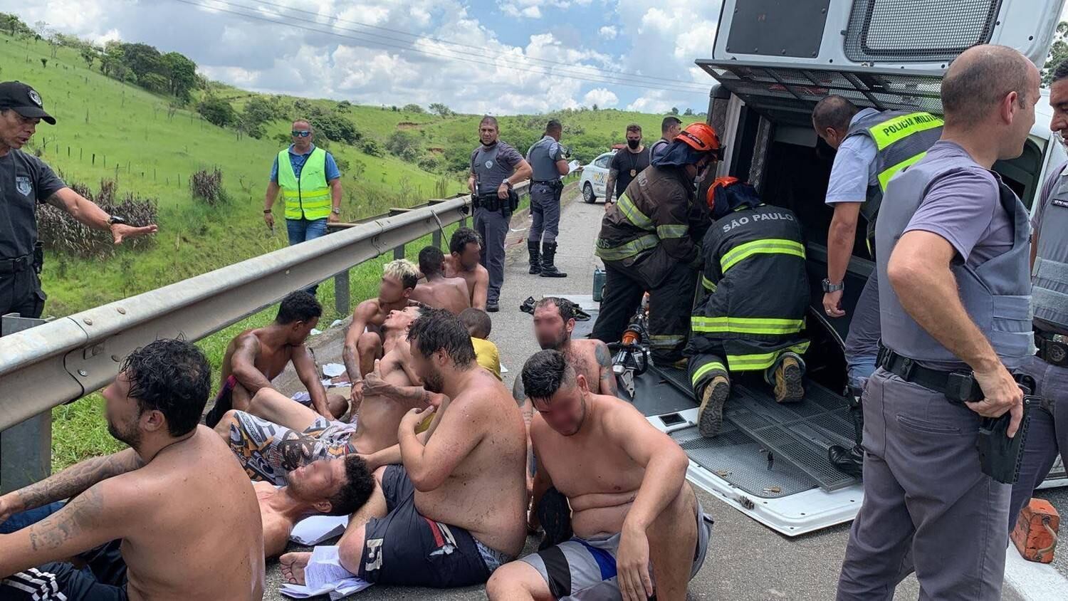 Van capotou com 16 detentos em Itaquaquecetuba, na Grande São Paulo