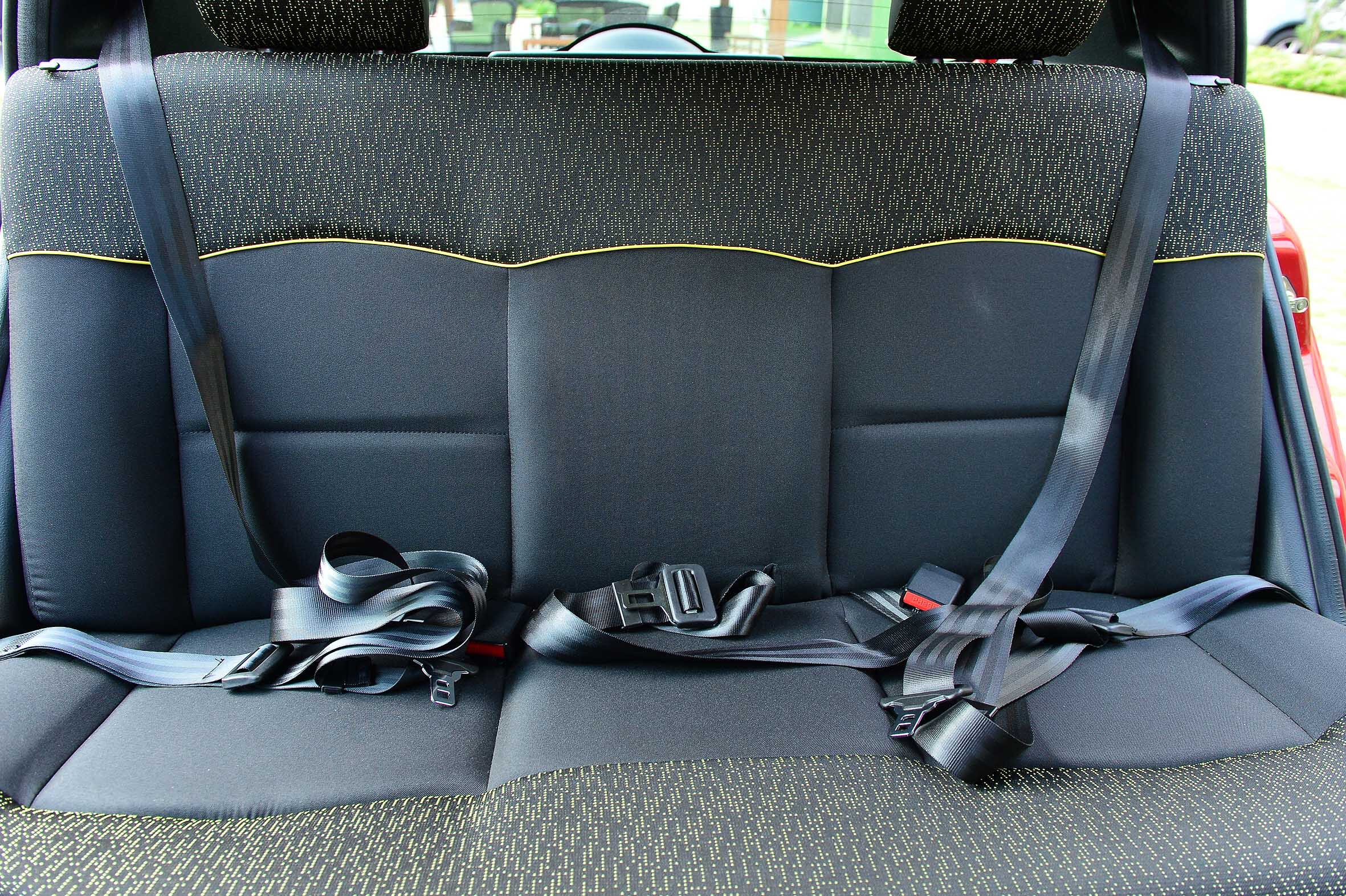 Atrás os três ocupantes precisam ter paciência para ajustar os cintos de segurança (nenhum deles é retrátil); há encosto de cabeça apenas para duas pessoas

Leia a avaliação completa

Quer ler mais notícias? Acesse r7.com/carros
