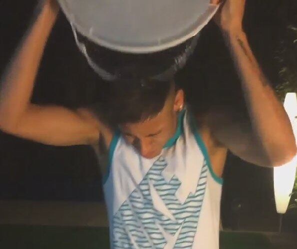 Neymar entou na onda do banho gelado e desafiou algoz