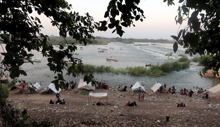 Egípcios acamparam perto do Nilo para se refrescar do calor

