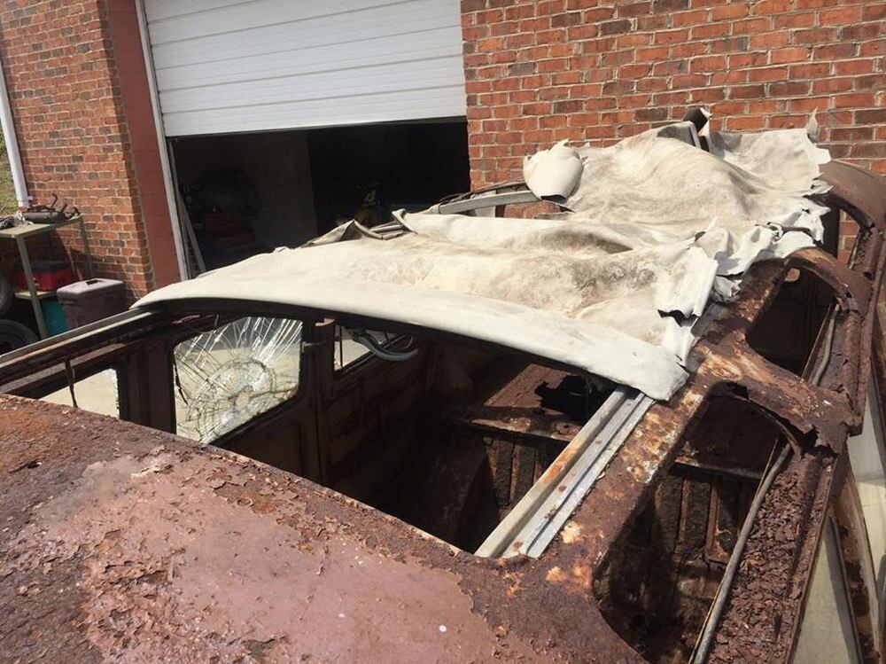 Nada no veículo está em boas condições, dos pneus ao teto com painéis de lona