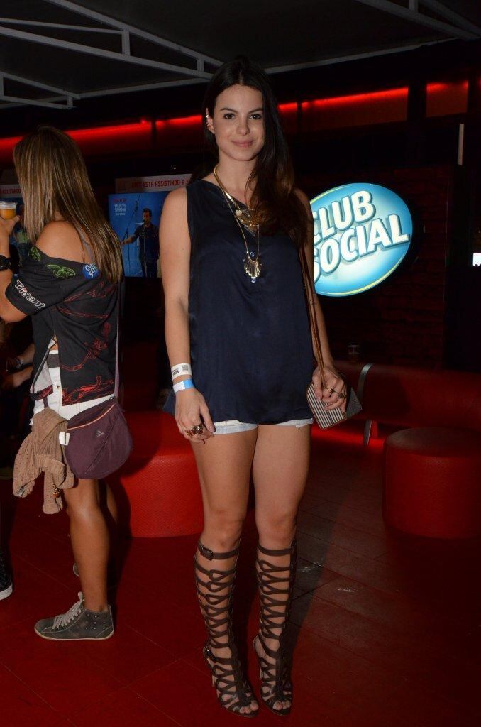 Sthefany Brito escolheu sandálias gladiadoras para o show