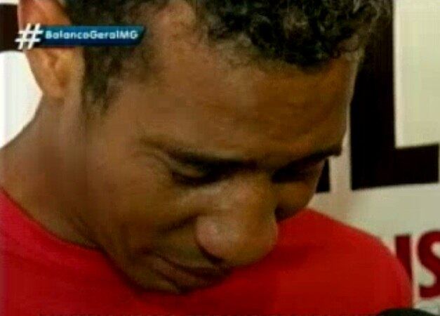 O pai confessou o crime. Ele foi apresentado à imprensa nesta sexta-feira (5) e, chorando, disse estar arrependido.
— É puro arrependimento de ter feito isso com meu filho
