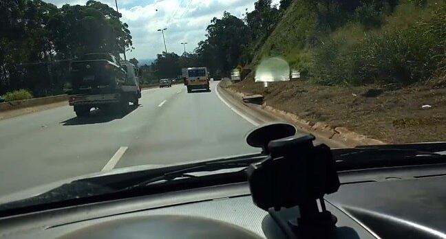 Motorista corta outros carros sem sinalizar mudança de faixa