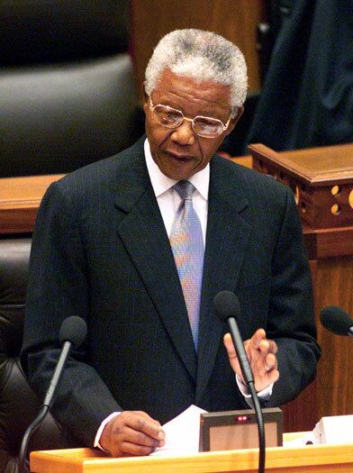 

O seu mandato presidencial durou até junho de 1999. Nesse período, o presidente sul-africano conseguiu adquirir respeito da comunidade internacional pelo seu
regime de conciliação e pela proibição de práticas racistas

