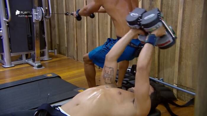 A dupla se esforçou tanto que acabou tirando a camisa para realizar o treino