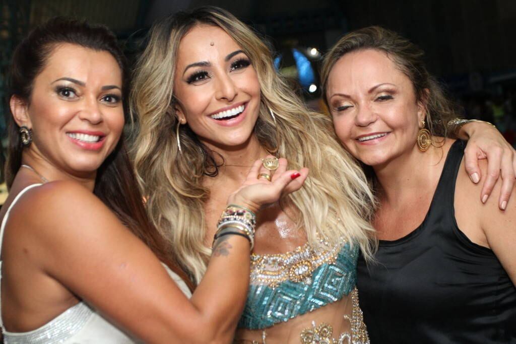 Sabrina Sato comemora aniversário na quadra da Vila Isabel