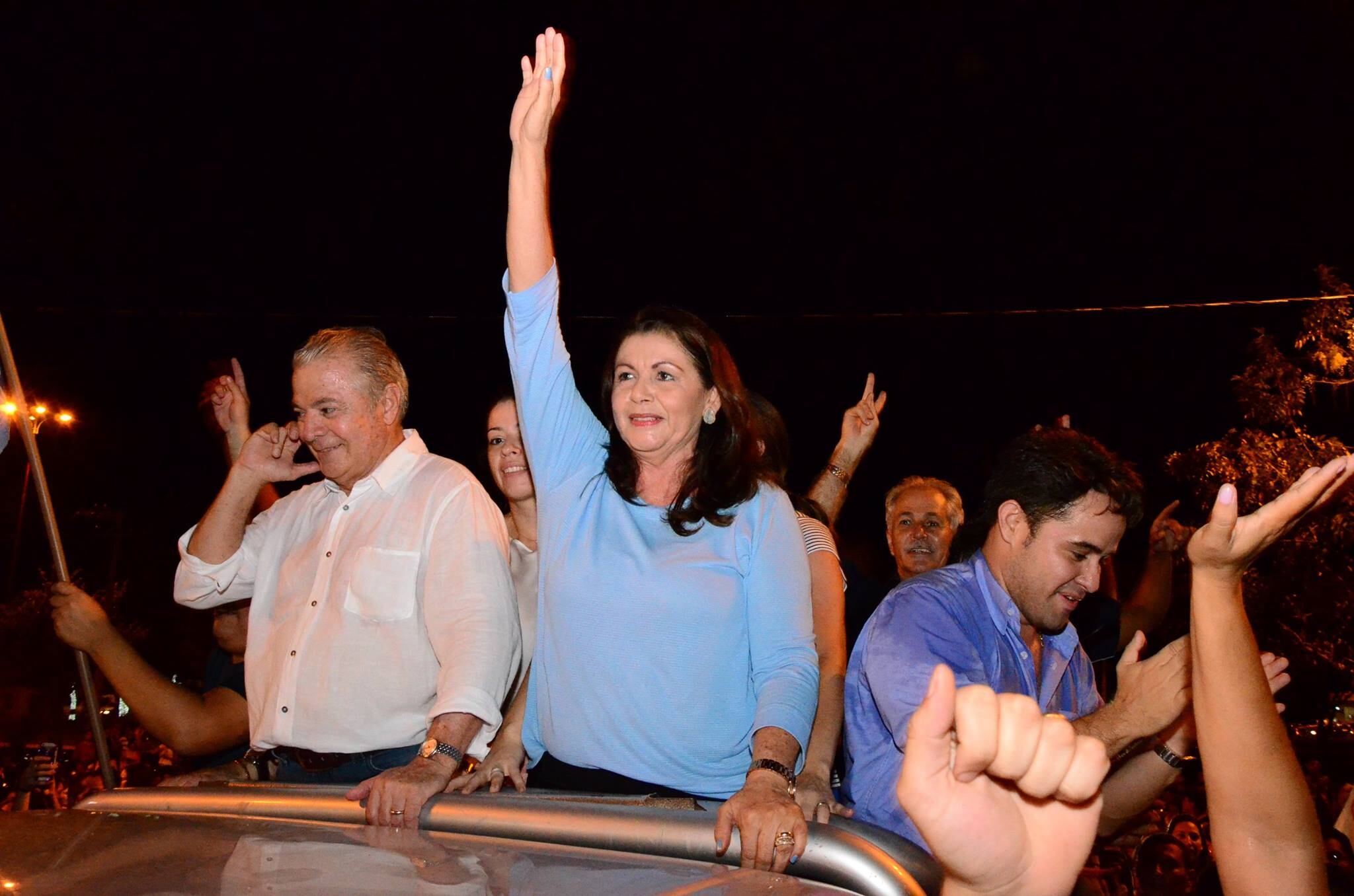 Ao lado do marido Neudo Campos, Suely Campos comemora vitória nas eleições de 2014. Ela nomeou 18 parentes ou pessoas próximas