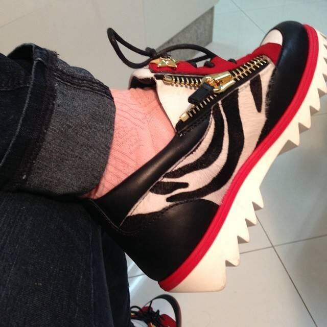Nos pés? Mais grifes, lógico! Por exemplo, este par de tênis da (caríssima) marca italiana Giuseppe Zanotti