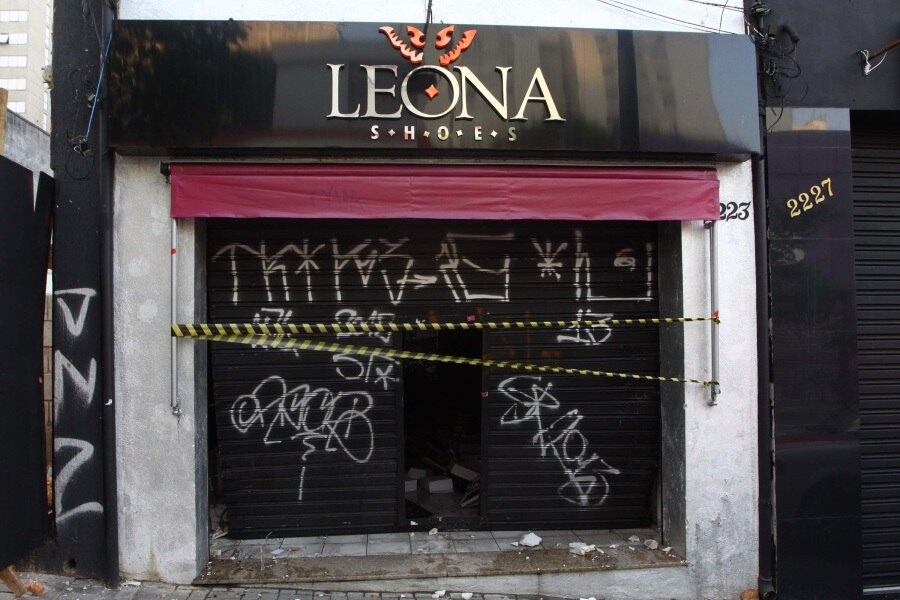 Loja pegou fogo na madrugada desta quarta-feira (26)