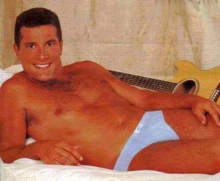 9º lugar: Daniel (2,92%)
O cantor lançou uma autobiografia e causou muita polêmica ao revelar o romance que teve com Suzana Alves, popularmente conhecida como A Tiazinha. Ela ficou tão irritada que até ameaçou processá-lo!