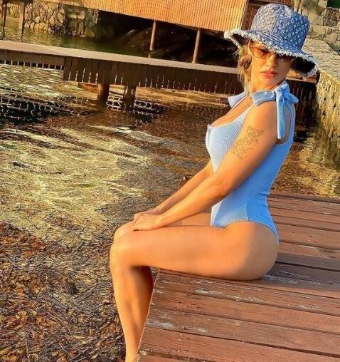 Ela também aproveita para combinar o acessório com o modelo de biquíni do dia. Bem vintage, né? 
Inspirada? Veja os 7 biquínis que prometem ser sucesso no verão 2021