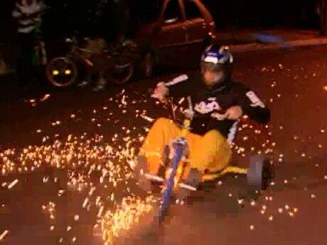 Faíscas são produzidas por palha de aço colocada na roda