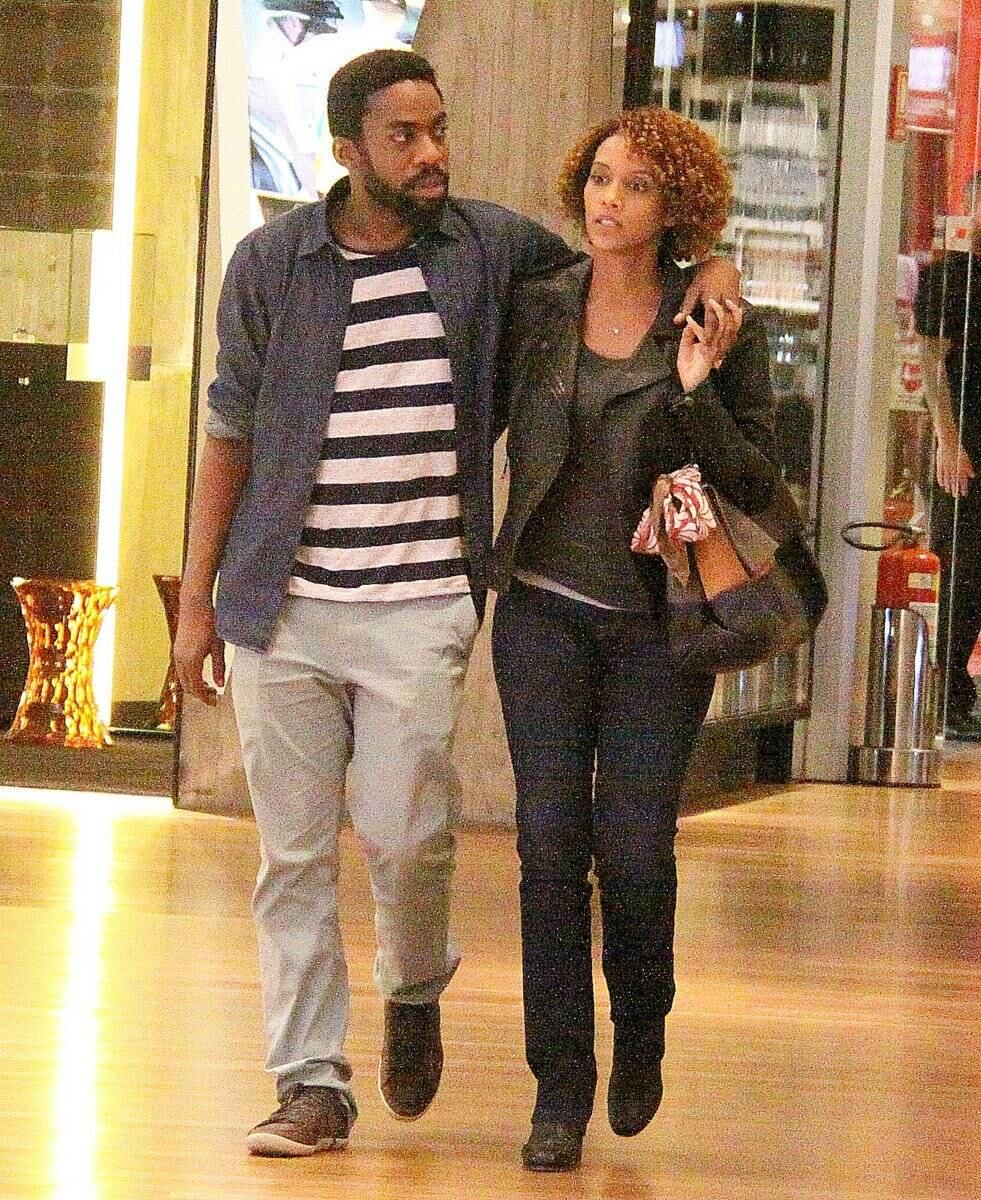 Os dois caminharam abraçados em um shopping do Rio de Janeiro na noite de quarta (23)