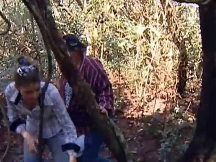 O tronco foi encontrado do outro lado da cidade, no sentido oposto, enroscado em galhos. A polícia acredita que o assassino separou as partes do corpo para dificultar a identificação da jovem. Assista ao vídeo!