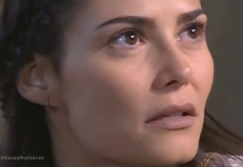 A situação de Maria da Glória nunca foi nada fácil. Desesperada com a situação financeira decadente da família, a moça encontrou uma maneira de trazer conforto à sua casa e cuidar da família: aceitou receber um treinamento para se tornar uma dama da corte e ganhar dinheiro para bancar os remédios do pai, que está doente
