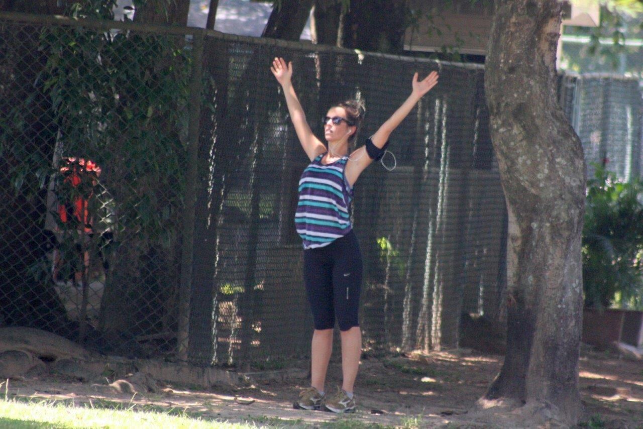 Juliana Didone tem dia de malhação em meio a natureza