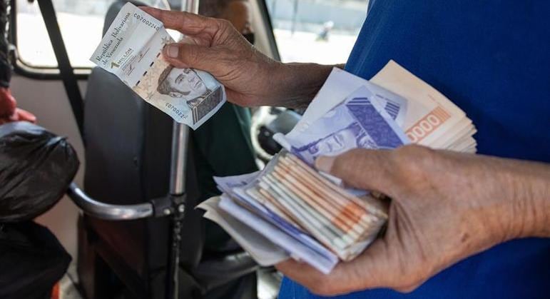 Venezuelanos precisar usar centenas de cédulas para utilizar serviços e fazer compras no dia a dia