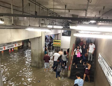 Ainda não há previsão para a reabertura da plataforma, que está alagada