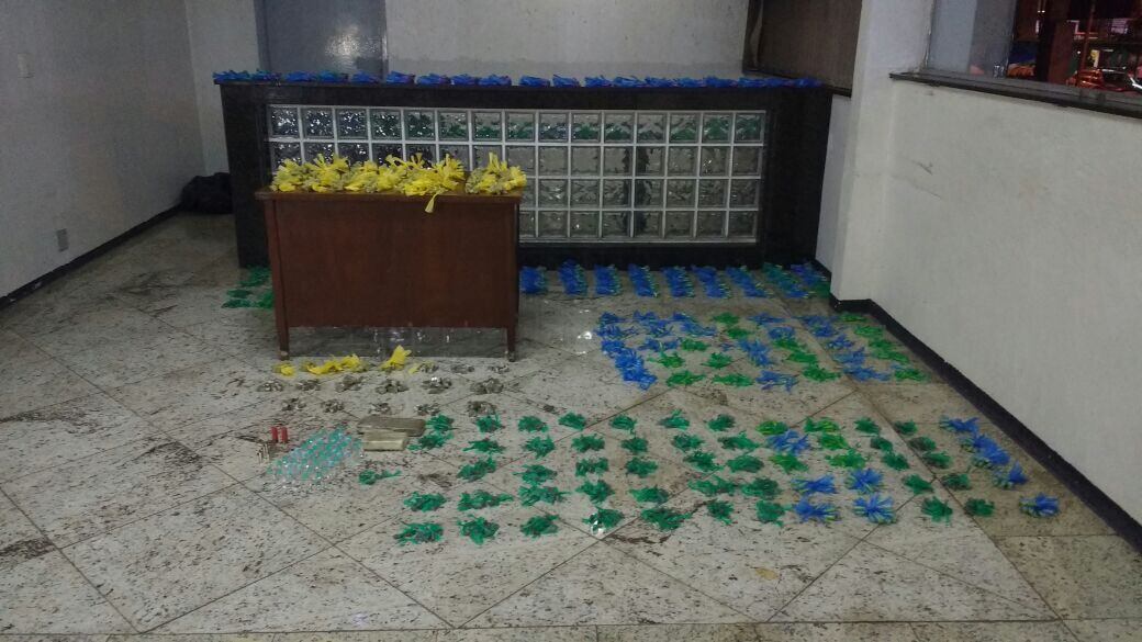 Na Vila Matilde, a Rota apreendeu munições de revólver calibre ponto 357 e calibre 12, dois tijolos de maconha e 165 frascos vazios de cocaína