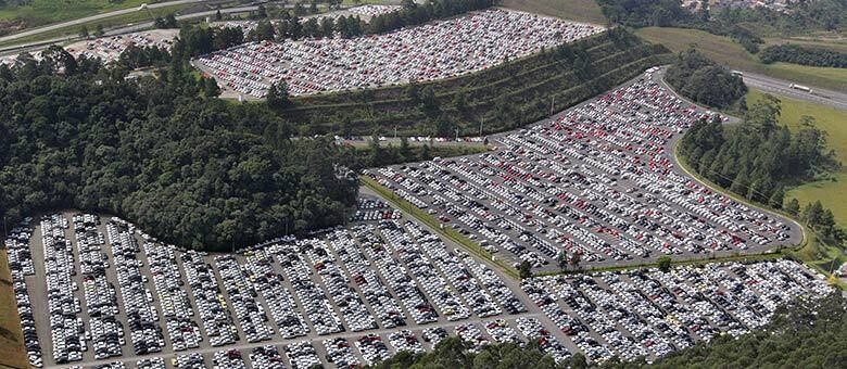 Veículos novos no pátio de transportadora em São Bernardo do Campo (SP)
